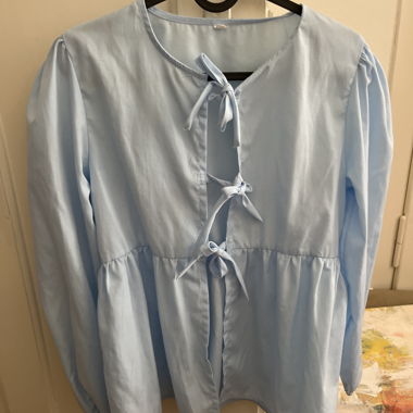 Bluse mit schleifen zum Binden 