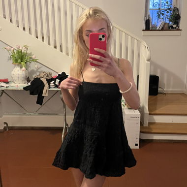 Robe courte noire smockée