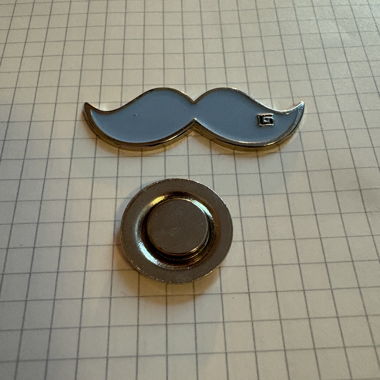 Pin's moustache aimanté