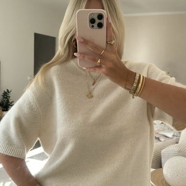 Beiger Strickpullover mit kurzen Ärmeln