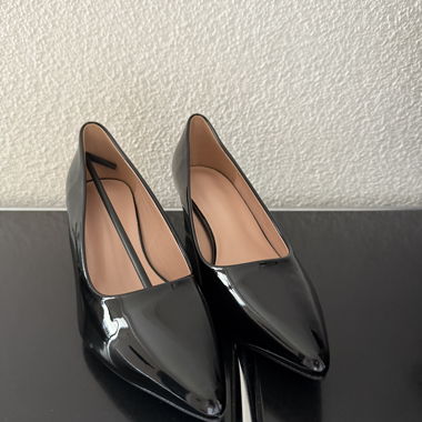 Schwarze Lack-Pumps mit Blockabsatz