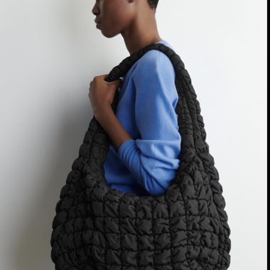 Borsa a tracolla in maglia nera COS