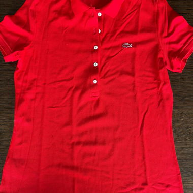 Rotes Lacoste-Polo für Damen