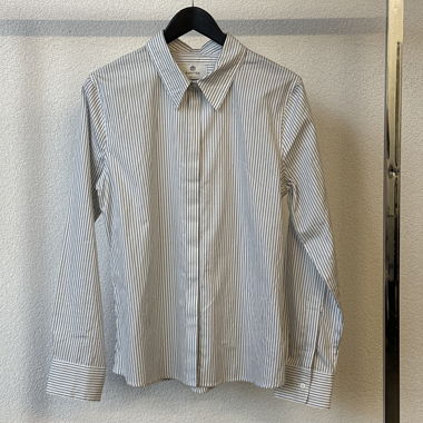 Chemise blanche classique à fines rayures noires