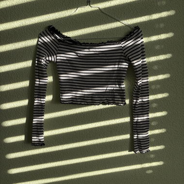 Top off-shoulder a maniche lunghe a righe