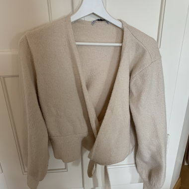 Beiger Wickel-Cardigan