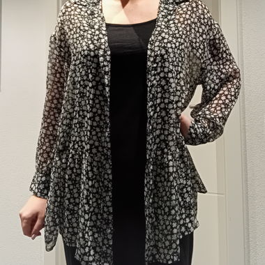Schwarze Bluse mit weissen Blümchen
