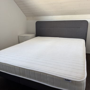 Letto con comodino