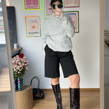Grauer Pullover