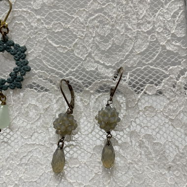 Boucles d’oreilles pendantes à perles en gris