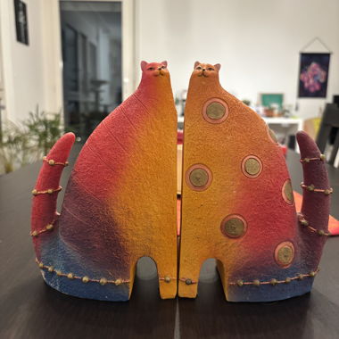 Serre-livres chats colorés en céramique