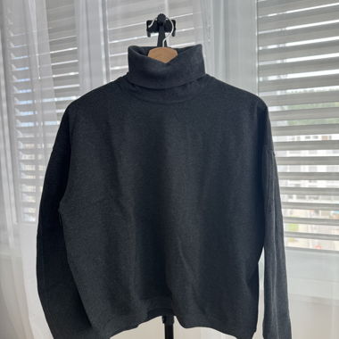 Dark grey UNIQLO roll-neck sweater