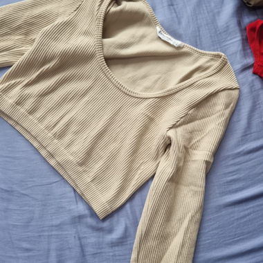 Cropped beiges langarmshirt