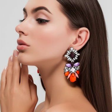 Modeschmuck-Ohrringe mit Kunststeinen