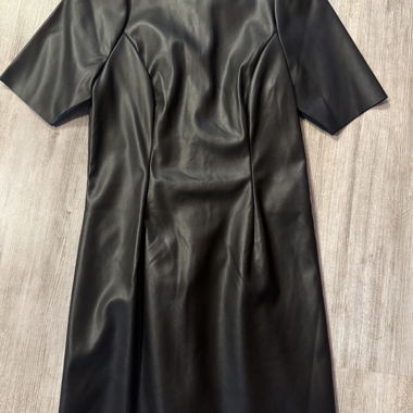 Schwarzes Kleid in Lederoptik mit kurzen Ärmeln