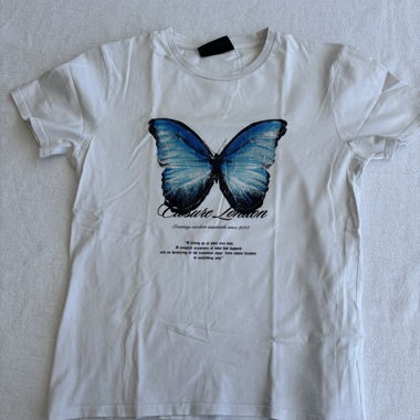 T-shirt bianca con farfalla