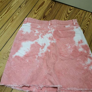 Gonna di jeans tie-dye rosa e bianca