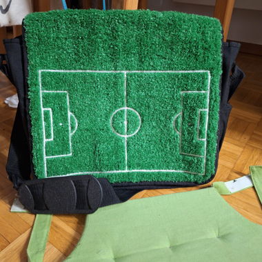 Umhängetasche mit Fussballfeld