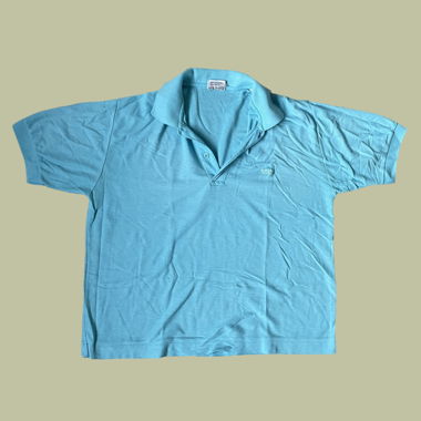 Hellblaues Polo