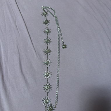 Chaîne de nombril argentée avec pendentifs floraux