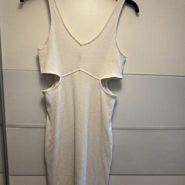 Robe à trou sur les côtés 