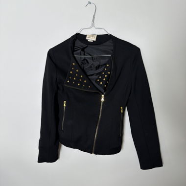 Schwarze Jacke mit Nieten