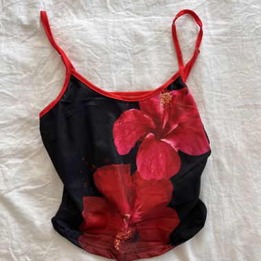 Schwarzes Camisole-Top mit kräftigem rotem Hibiskus-Print