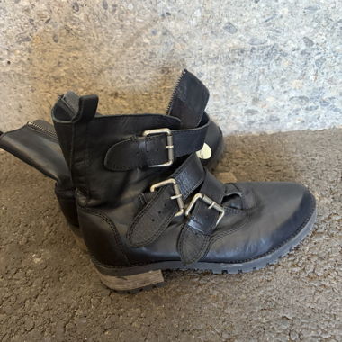Schwarze Stiefel mit Schnallen