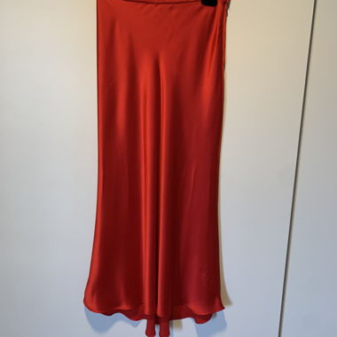 Jupe en satin rouge de Zara