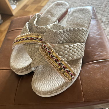 Beige geflochtene Sandalen