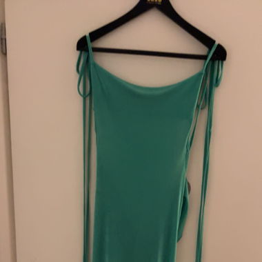 Grünes Rückenfreies Kleid