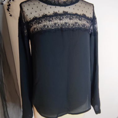 Blusa nera in pizzo