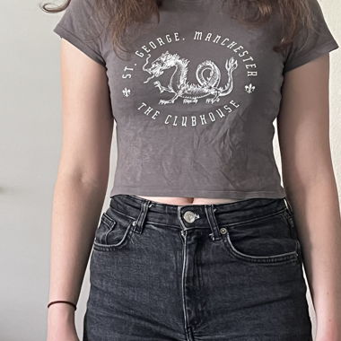 graues crop Top mit Aufdruck