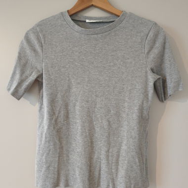 Graues kurzärmeliges Ripp-T-Shirt