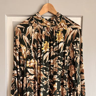 Weites Kleid mit langen Ärmeln 