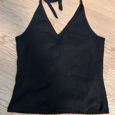Top nero con scollo a collo allacciato