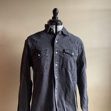 Camicia in denim nera con tasche sul petto