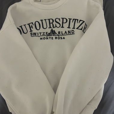 maglione bianco con scritta