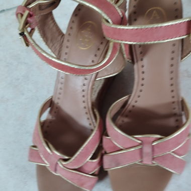 Sandalo con zeppa rosa