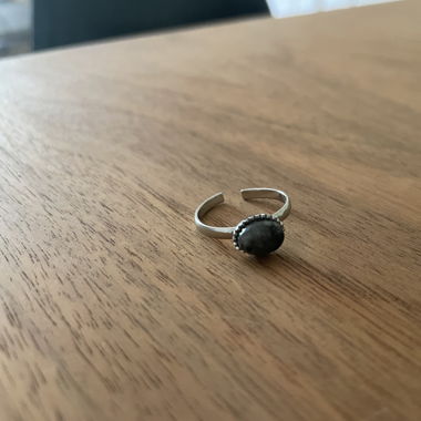 Ring grauer Stein