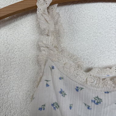 Weisses Top mit Blumenmuster