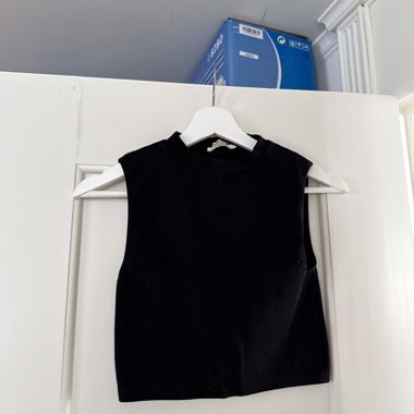 Crop top corto a coste nero