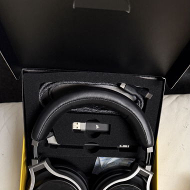 Corsair Virtuoso RGB Wireless Headset