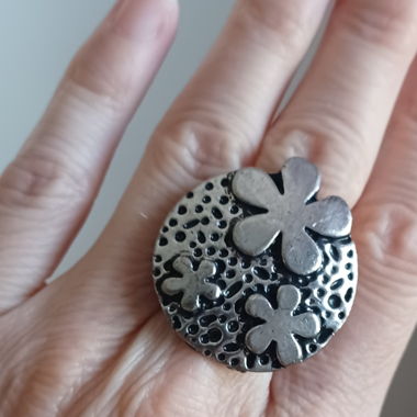 Neuer,silberfarbener Blumenring 