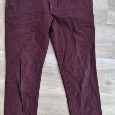 Bordeauxfarbene Chinohose