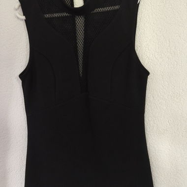 Top nero senza maniche, scollo in pizzo