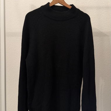 Schwarzer Strickpullover