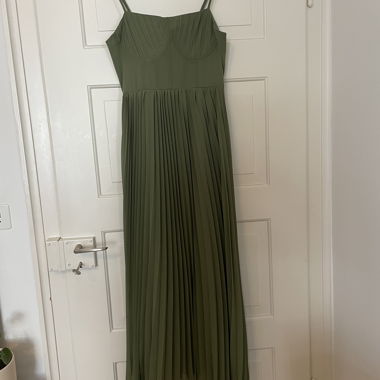 Gruenes Plissee-Maxikleid