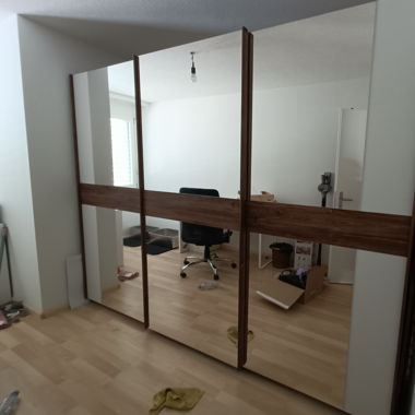 Schrank mit Schiebetüren und Schubladen