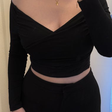 Black shoulder long-sleeve crop top